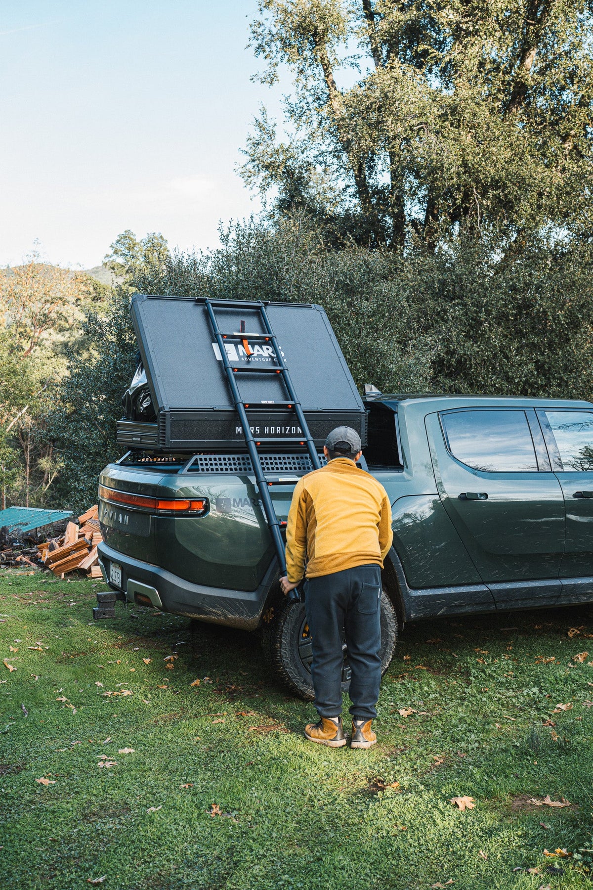 Fold-Over Hardshell Rooftop Tent – Sleeps 2, Telescopic Ladder, Insulation Liner, LED Light Bar